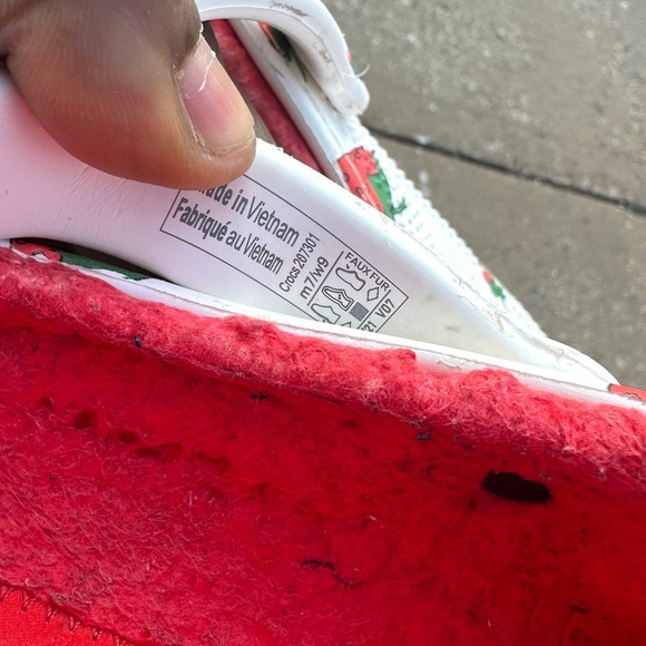 Crocs Adult Classic Lined Strawberry Print Clogs Size M7 W9 White Red Shoes - Picture 10 of 11